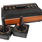 Tomada de Google (2006) imagen. https://www.google.com/search?q=atari+2600&source=lnms&tbm=isch&sa=X&ved=2ahUKEwi-pvSi3OLuAhVvuVkKHXAlDoEQ_AUoAXoECBQQAw&biw=1366&bih=657#imgrc=i8NtQYtYWbk1YM