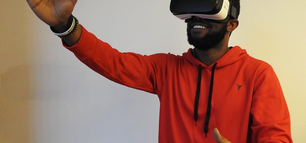 Hombre interactúa con gafas de realidad virtual