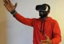 Hombre interactúa con gafas de realidad virtual