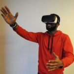 Realidad virtual y su historia Hombre interactúa con gafas de realidad virtual
