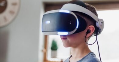 Niño con casco de realidad virtual (Historia realidad virtual)