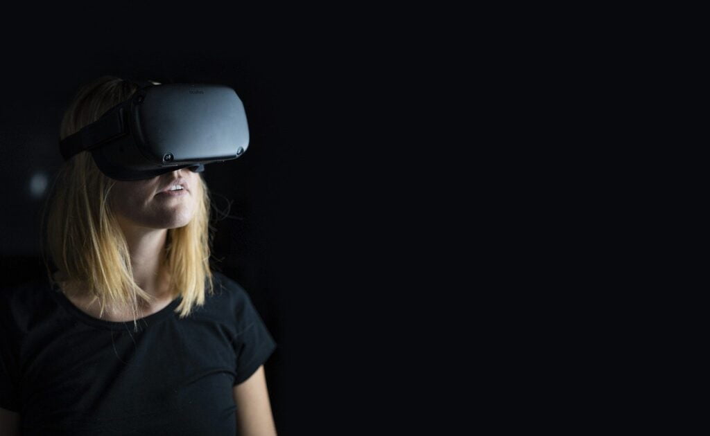 Mujer probando la realidad virtual