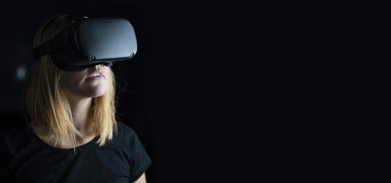 Mujer probando la realidad virtual
