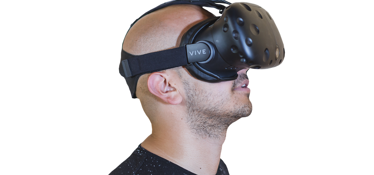 Hombre con gafas de realidad virtual