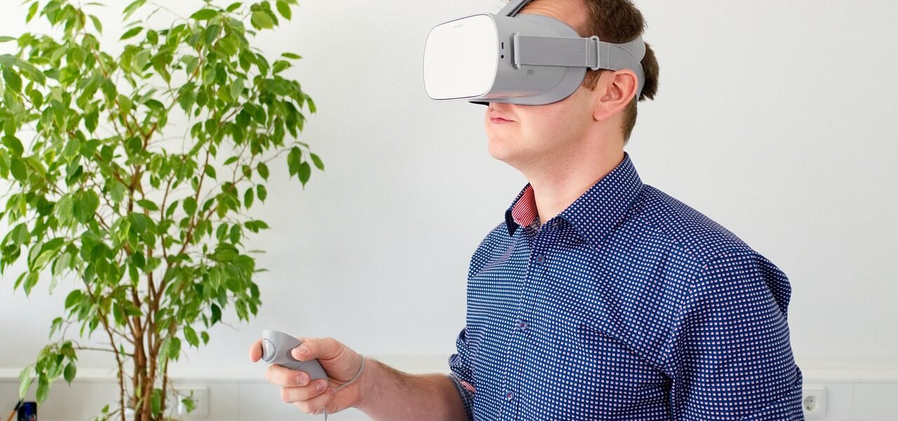 Hombre usando gafas VR