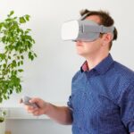 Hombre usando gafas VR