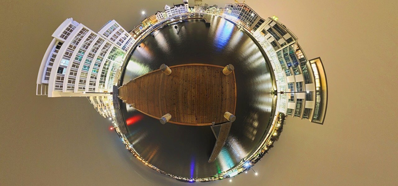 Fotografía 360° en forma de planeta mostrando el panorama de phoenix lago en la noche