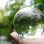 fotografía esférica tomadapor una persona sosteniéndola foto en su mano