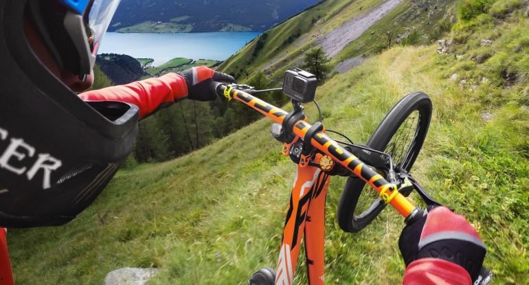 Bicicleta de montañismo con Go pro en el manubrio