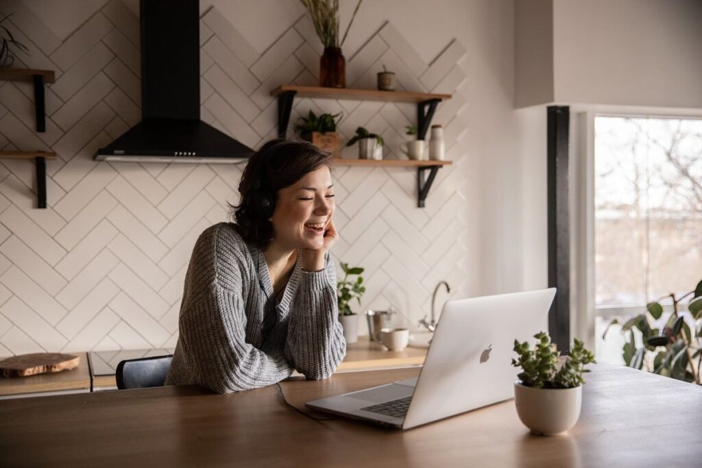 Mujer con computadora