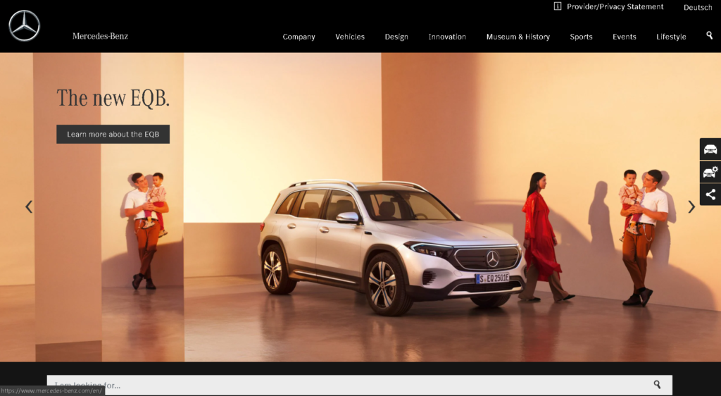 Página oficial de Mercedes Benz, se ve una familia junto a una camioneta SUV