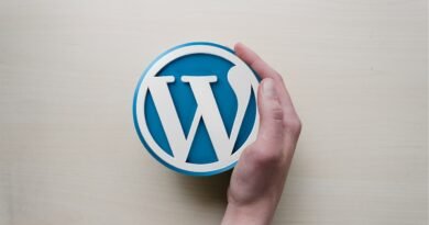 Mano con el logo de WordPress