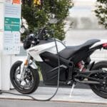 Moto eléctrica cargándose