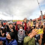 Vidas en Instagram Jóven registrando con su celular todo lo que pasa en una movilizacion social