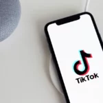 celular con icono tik tok