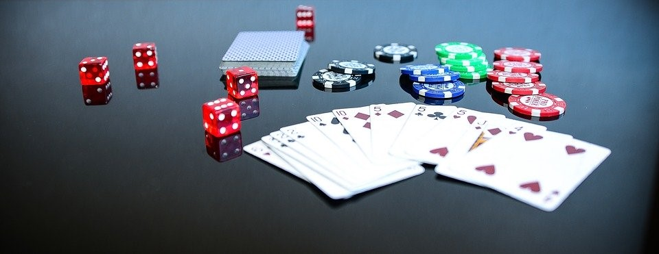 El póker o juego de cartas funcionan como un ejemplo de juegos Suma Cero en la Teoría de los Juegos