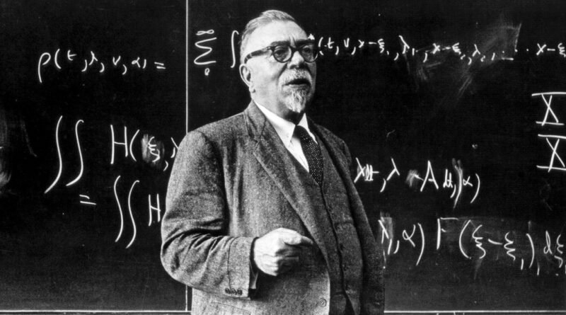 Norbert Wiener impartiendo una catedra en el MIT