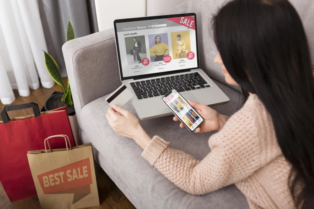 Mujer comprando en línea por Mercado Pago en su casa.