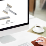 Ebay, una plataforma de comercio electrónico que subasta tesoros. computador de eBay con dibujo de subasta