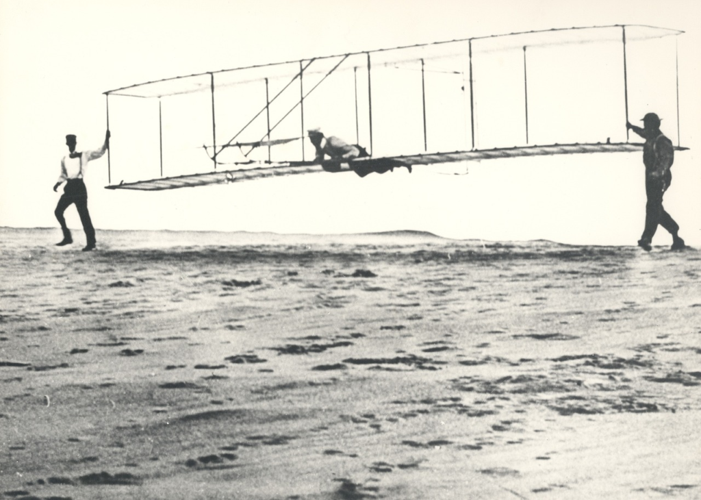 Los hermanos Wright, Orville y Wilburg experimentando el avión
