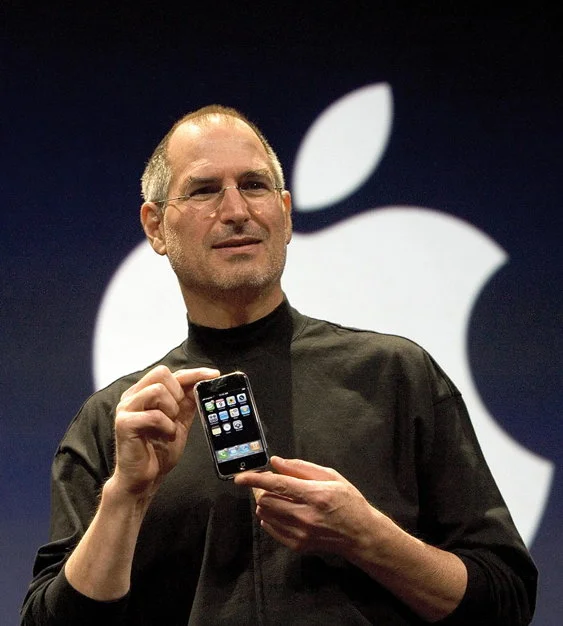 Steve Jobs presentando el IPhone, quizás la telefonía móvil es la tecnología mas importante de la tercera revolucion