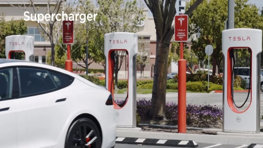 Electrolineras de Tesla ubicadas del mismo modo que una gasolinera convencional