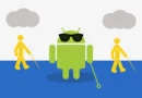 Logo de Android con gafas de sol y un bastón blanco, simulando ser una persona con discapacidad visual. A su lado, dos figuras humanas amarillas también llevan bastones.