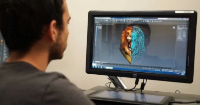 Hombre modelando un león en 3D