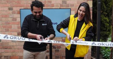 A la izquierda se aprecia a Carlos Marin representante de Akua y a la derecha a Vanessa Rodriguez representante de efecty