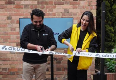 Efecty y Akua se unen para llevar a los comercios un modelo de pago más ágil y competitivo A la izquierda se aprecia a Carlos Marin representante de Akua y a la derecha a Vanessa Rodriguez representante de efecty