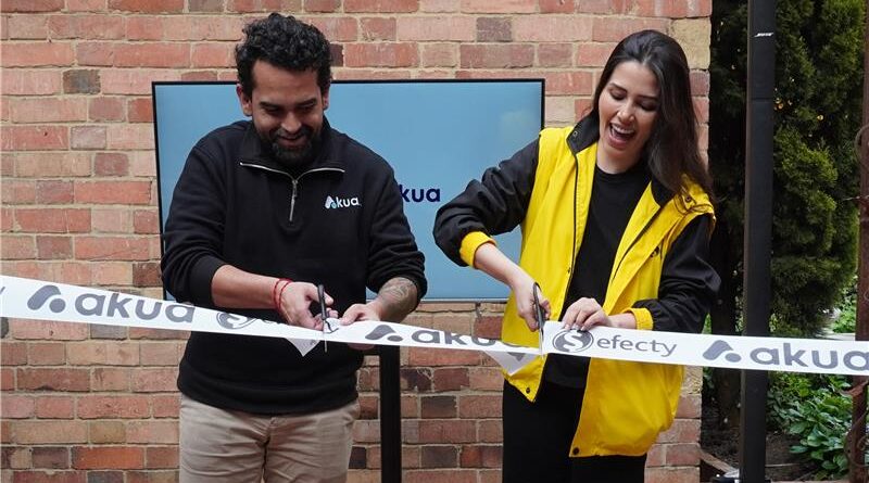 A la izquierda se aprecia a Carlos Marin representante de Akua y a la derecha a Vanessa Rodriguez representante de efecty