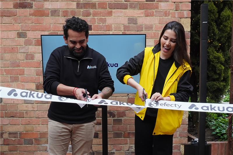 A la izquierda se aprecia a Carlos Marin representante de Akua y a la derecha a Vanessa Rodriguez representante de efecty