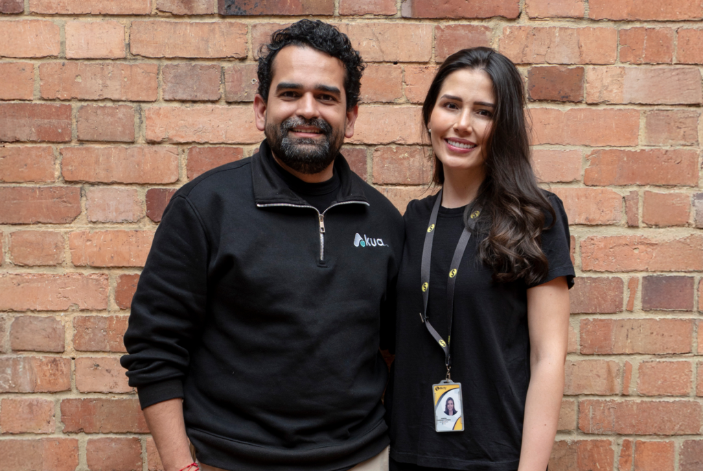 A la izquierda se aprecia a Carlos Marin representante de Akua y a la derecha a Vanessa Rodriguez representante de efecty