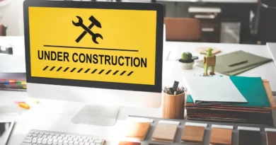 Laptop en el mantenimiento de un sitio Web