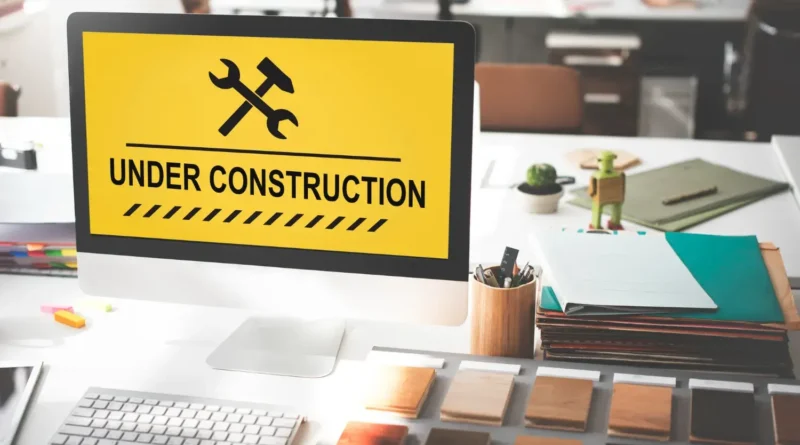 Laptop en el mantenimiento de un sitio Web