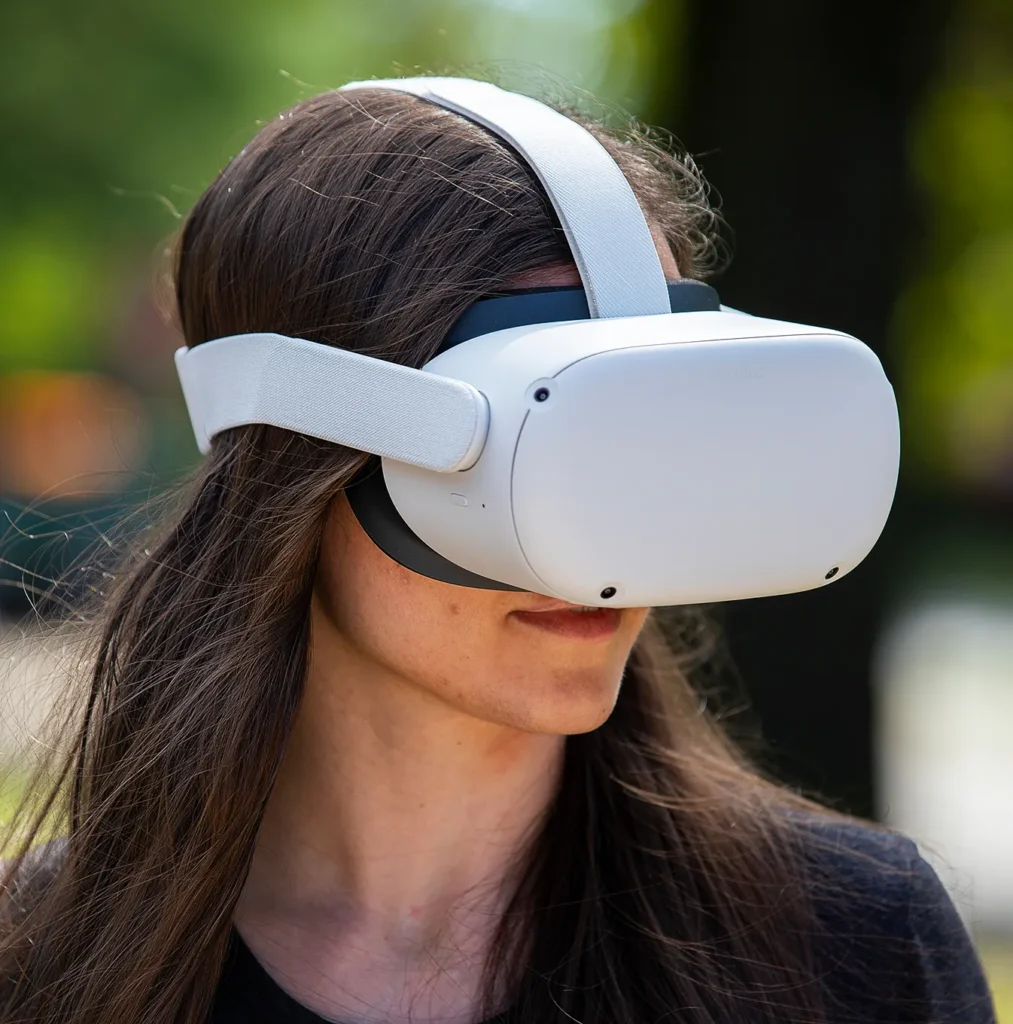 Imagen mujer usando Oculus Quest 2