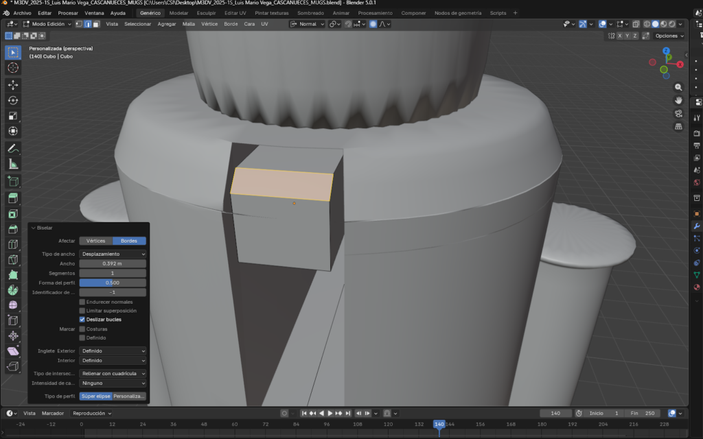 “Bisel aplicado al vértice superior del cubo para suavizar su forma.”