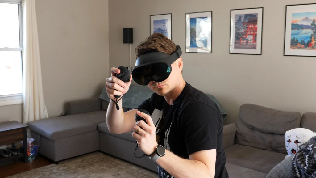 Usuario utilizando visor de realidad virtual con controles manuales