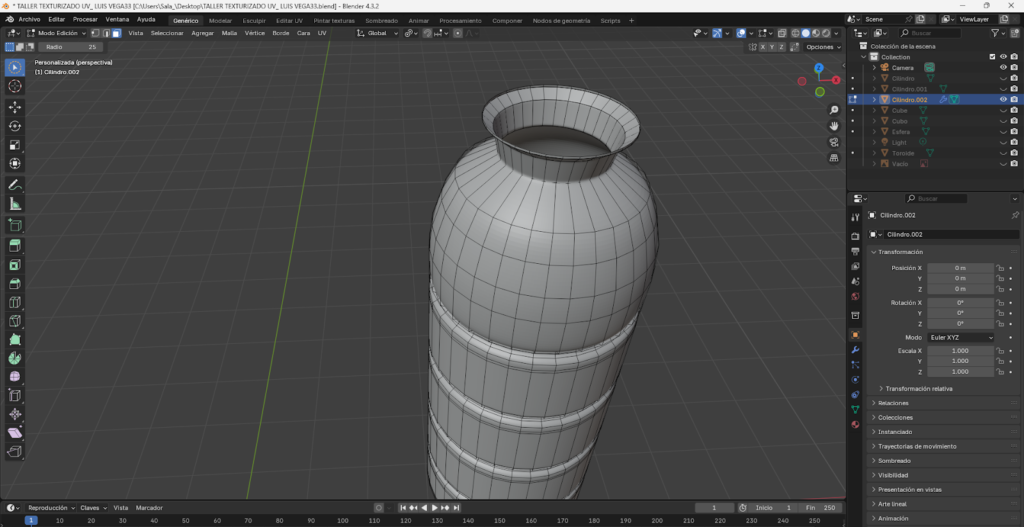 Proceso paso a paso del modelado 3D de una botella energizante en Blender, comenzando desde un cilindro base, ajustes en modo edición, aplicación de loop cuts, biselado y extrusión para definir la forma. Se muestra la preparación de la malla, separación y modelado de la tapa, aplicación de modificador Subdivision Surface y desarrollo del mapeado UV para integrar la etiqueta y texturas realistas, finalizando con la unión completa del modelo optimizado.