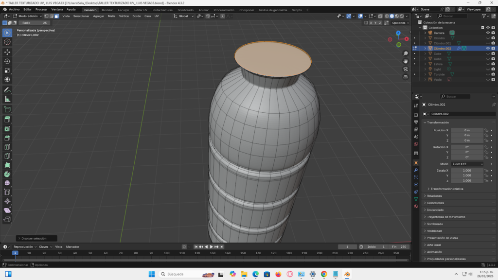 Proceso paso a paso del modelado 3D de una botella energizante en Blender, comenzando desde un cilindro base, ajustes en modo edición, aplicación de loop cuts, biselado y extrusión para definir la forma. Se muestra la preparación de la malla, separación y modelado de la tapa, aplicación de modificador Subdivision Surface y desarrollo del mapeado UV para integrar la etiqueta y texturas realistas, finalizando con la unión completa del modelo optimizado.
