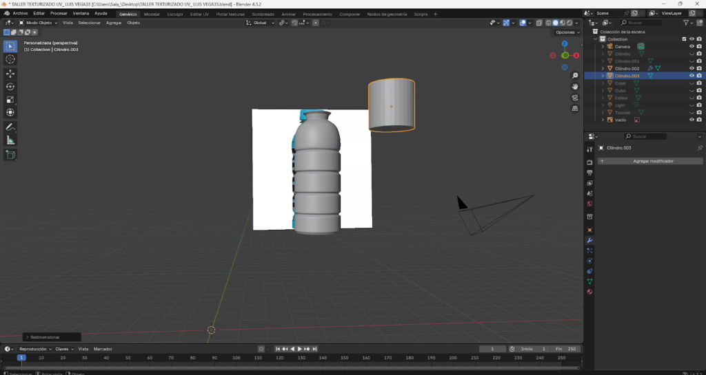 Proceso paso a paso del modelado 3D de una botella energizante en Blender, comenzando desde un cilindro base, ajustes en modo edición, aplicación de loop cuts, biselado y extrusión para definir la forma. Se muestra la preparación de la malla, separación y modelado de la tapa, aplicación de modificador Subdivision Surface y desarrollo del mapeado UV para integrar la etiqueta y texturas realistas, finalizando con la unión completa del modelo optimizado.