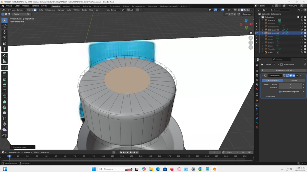 Proceso paso a paso del modelado 3D de una botella energizante en Blender, comenzando desde un cilindro base, ajustes en modo edición, aplicación de loop cuts, biselado y extrusión para definir la forma. Se muestra la preparación de la malla, separación y modelado de la tapa, aplicación de modificador Subdivision Surface y desarrollo del mapeado UV para integrar la etiqueta y texturas realistas, finalizando con la unión completa del modelo optimizado.