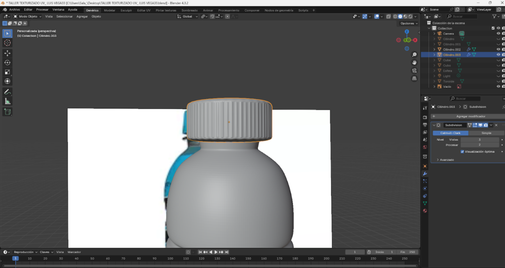 Proceso paso a paso del modelado 3D de una botella energizante en Blender, comenzando desde un cilindro base, ajustes en modo edición, aplicación de loop cuts, biselado y extrusión para definir la forma. Se muestra la preparación de la malla, separación y modelado de la tapa, aplicación de modificador Subdivision Surface y desarrollo del mapeado UV para integrar la etiqueta y texturas realistas, finalizando con la unión completa del modelo optimizado.