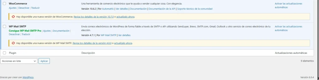 Lista de plugins instalados mostrando WooCommerce (versión 10.6.2 con actualización disponible a 10.7.0) y WP Mail SMTP (versión 4.7.1 con actualización disponible a 4.8.0), ambos con actualizaciones pendientes