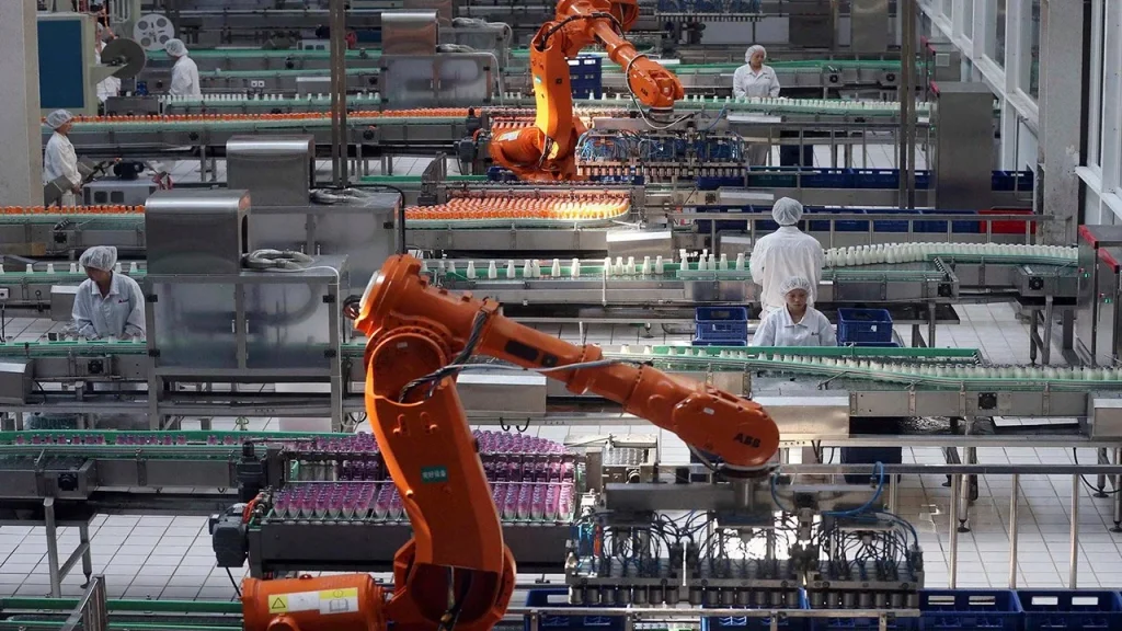 maquinas y personas trabajando en una fabrica