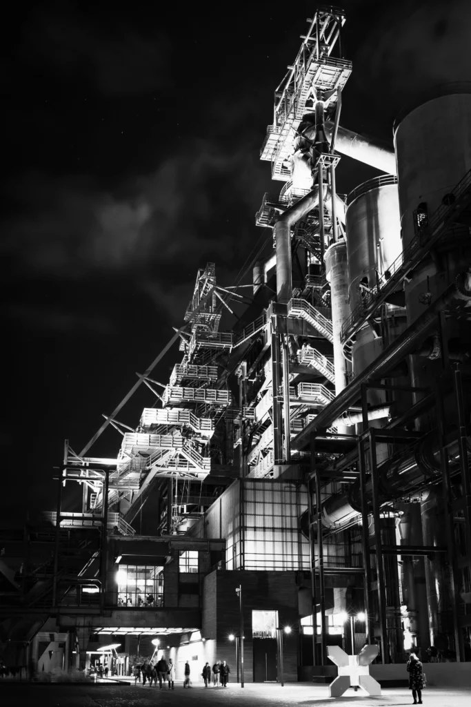 Fábrica moderna representativa de las revoluciones industriales y la automatización tecnológica.