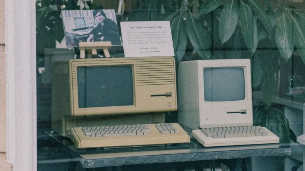 Computadores que simbolizan el inicio de la automatización y la era digital.