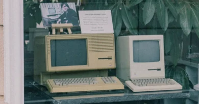 Computadores que simbolizan el inicio de la automatización y la era digital.