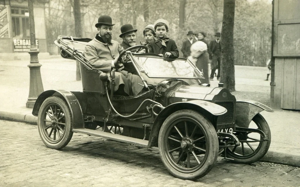 Coche antiguo primera revolución industrial
