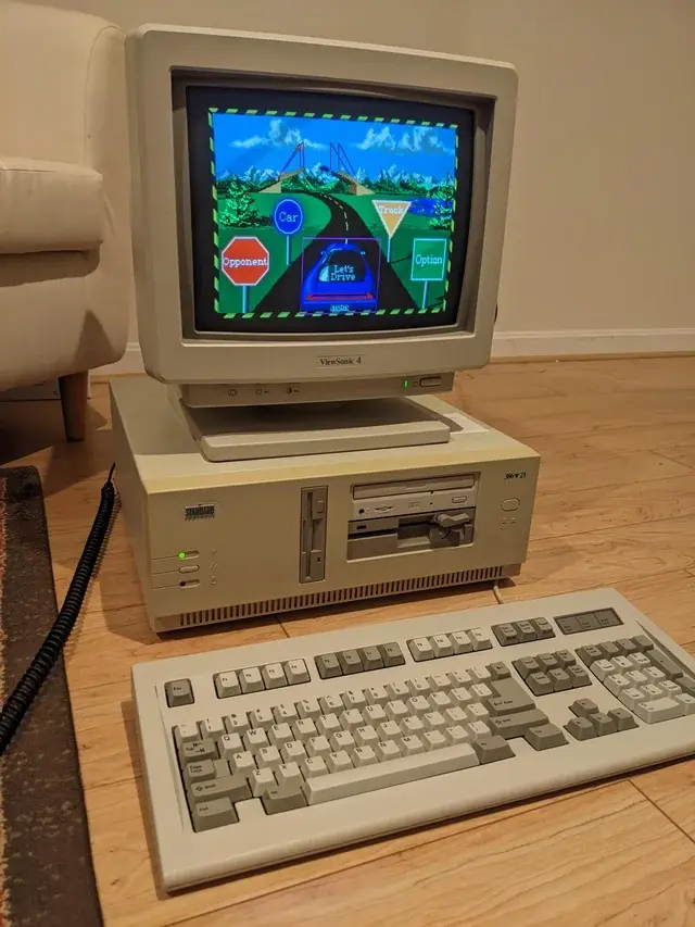 Uno de los primeros ordenadores y se esta mostrando un juego en la pantalla.